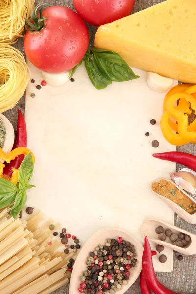 Papier pour recettes, spaghettis aux légumes et épices, sur sac à dos — Photo
