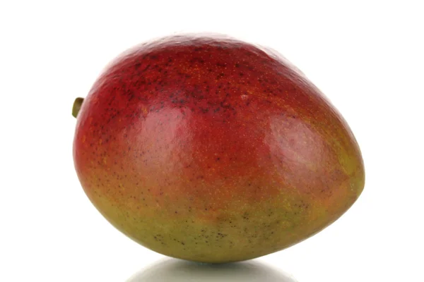 Maturo appetitoso mango isolato su bianco — Foto Stock