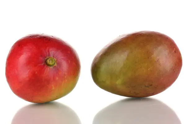 Zralé chutné mango izolované na bílém — Stock fotografie
