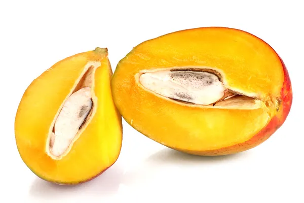 Mangue appétissante mûre isolée sur blanc — Photo