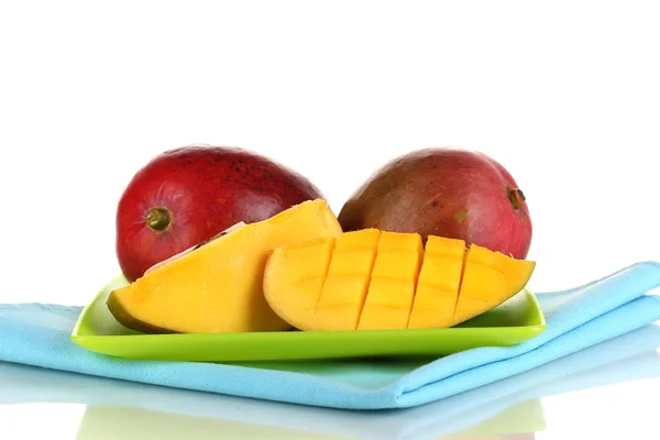 Reife appetitliche Mango auf grünem Teller isoliert auf weißem — Stockfoto