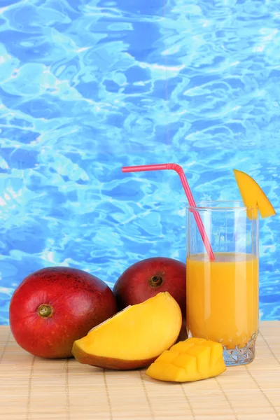 Mango apetitoso maduro sobre servilleta tejida sobre fondo de agua — Foto de Stock