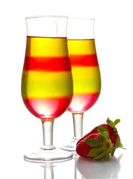 Ovocné želé ve skle a jahody izolovaných na bílém — Stock fotografie