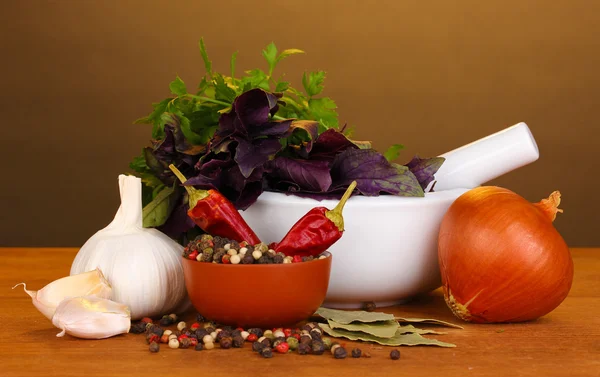 Conjunto de ingredientes e especiarias para cozinhar na mesa de madeira no backgroun marrom — Fotografia de Stock