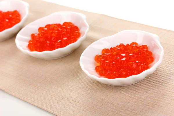 Caviar vermelho em taças brancas isoladas em branco — Fotografia de Stock