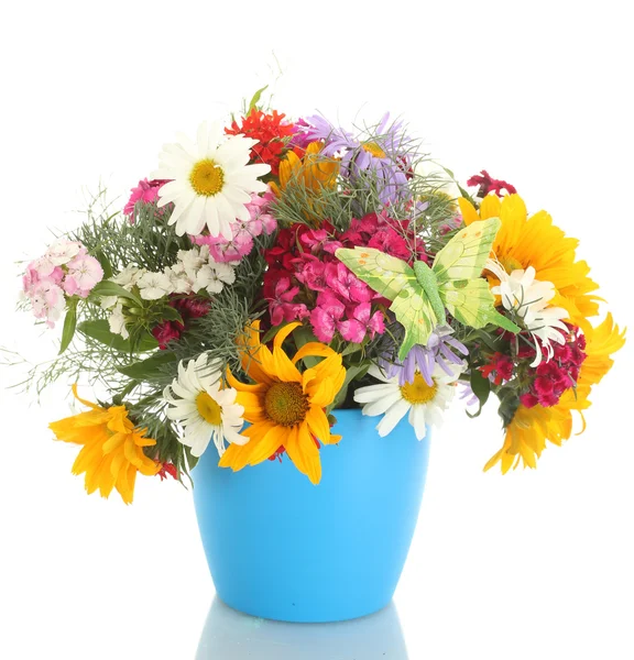 Hermoso ramo de flores silvestres brillantes en maceta, aislado en blanco — Foto de Stock