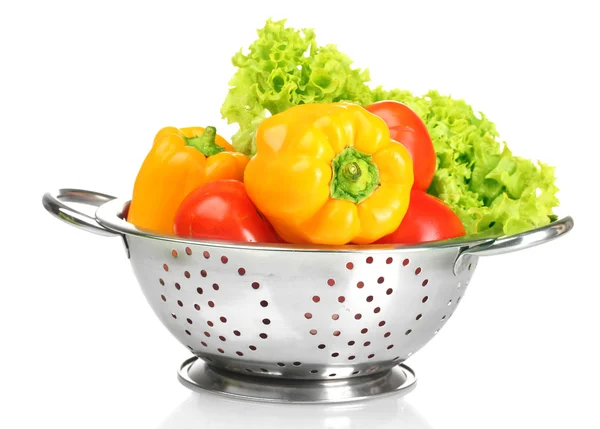 Verduras frescas en colador de plata aisladas en blanco — Foto de Stock