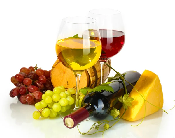 Barril, botella y copas de vino, queso y uvas maduras aisladas en el blanco —  Fotos de Stock