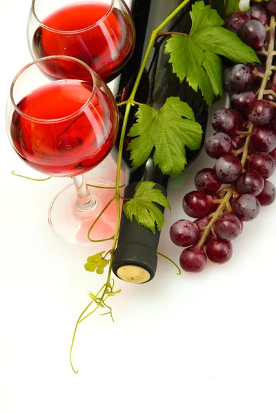 ขวดและแก้วไวน์และองุ่นที่สุกแยกจากสีขาว — ภาพถ่ายสต็อก
