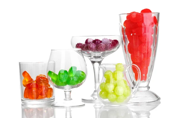 Farbbonbons in Gläsern isoliert auf weiß — Stockfoto