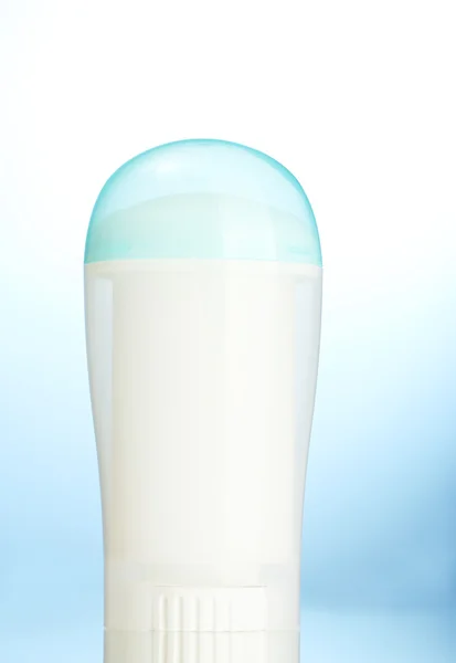 Dezodorant na niebieskim tle — Zdjęcie stockowe