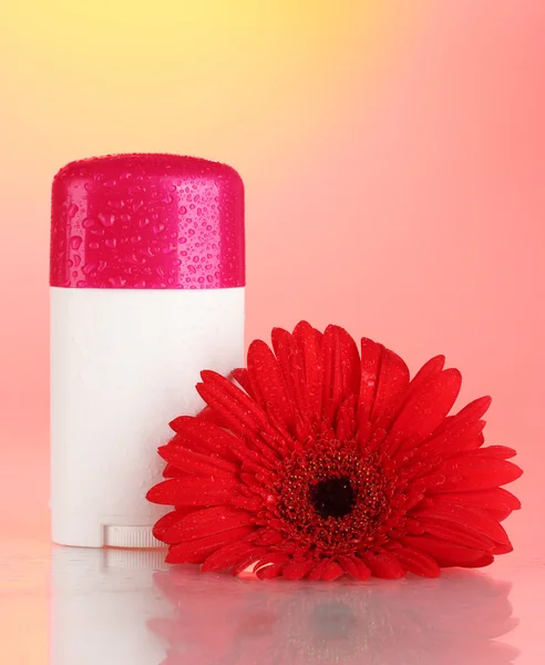 Deo mit Blume auf rot-gelbem Hintergrund — Stockfoto