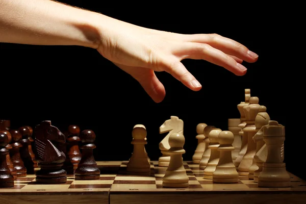 Quadro de xadrez com peças de xadrez isoladas em preto — Fotografia de Stock