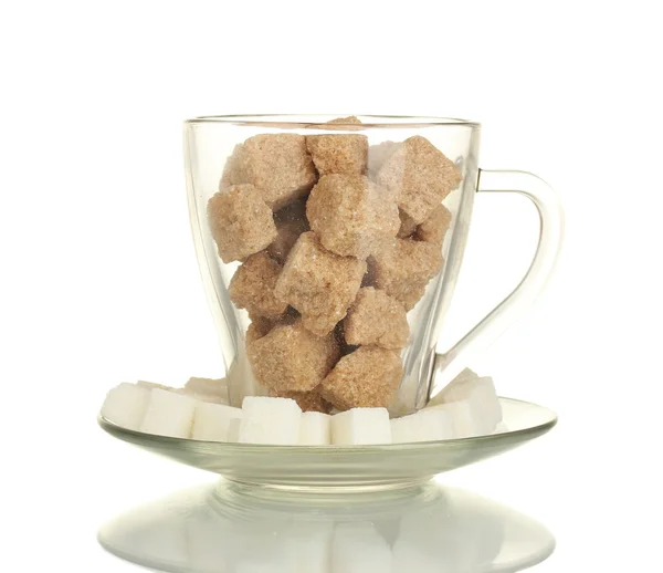 Witte geraffineerde suiker en forfaitaire bruin rietsuiker kubussen in glas cup geïsoleerde o — Stockfoto