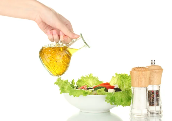 Griekse salade gekruid met olijfolie op witte achtergrond — Stockfoto