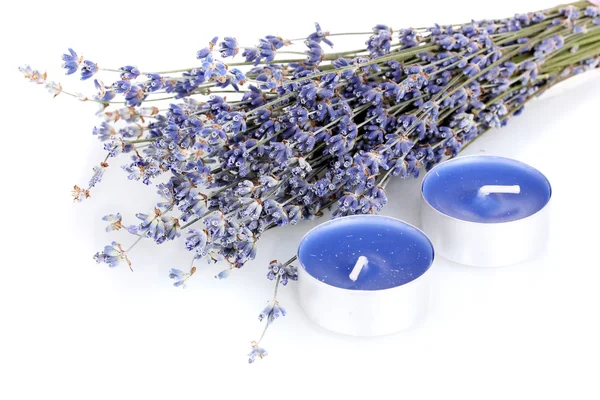 Flores y velas de lavanda aisladas en blanco — Foto de Stock