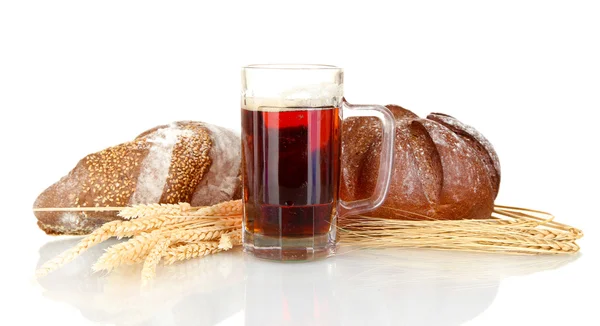 Bicchiere di kvass con pane isolato su fondo bianco — Foto Stock