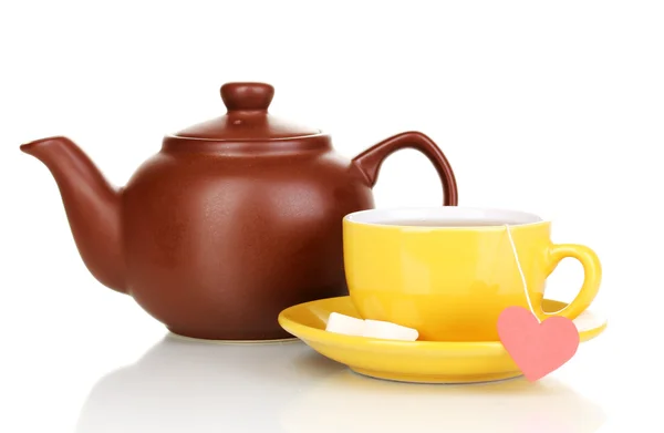 Sárga csésze és csészealj teáskanna elszigetelt fehér — Stock Fotó