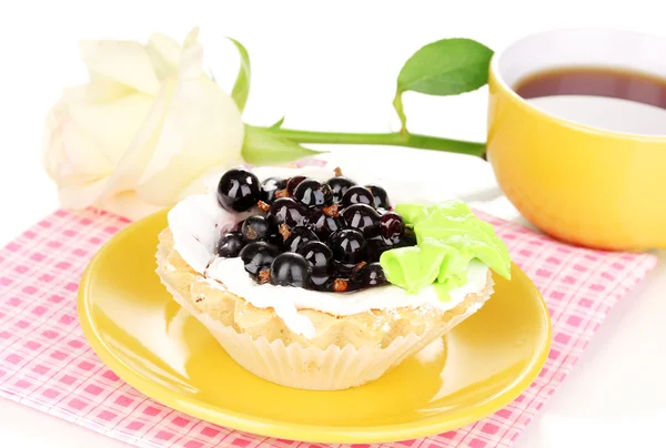 Pastel dulce con taza de té aislado en blanco —  Fotos de Stock