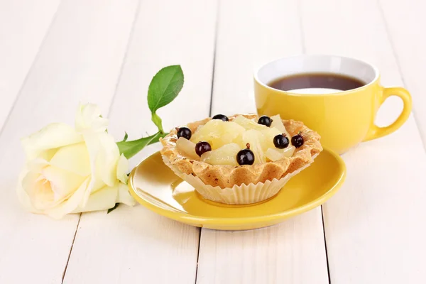 Dolce torta con tazza di tè su sfondo di legno — Foto Stock