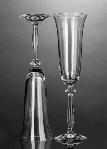 灰色の背景上のシャンパンのための空のグラス — ストック写真