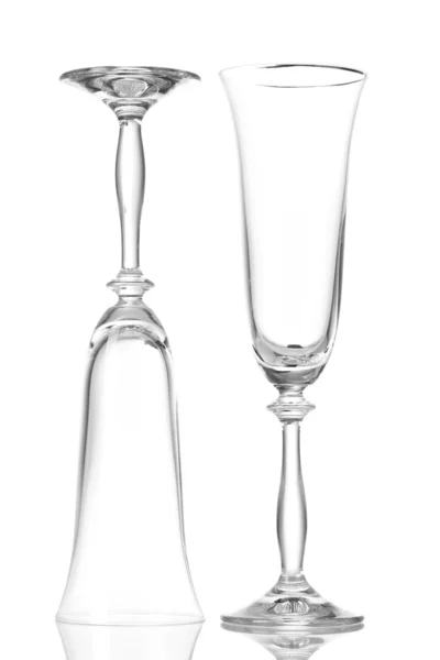 Bicchieri vuoti per champagne isolati su bianco — Foto Stock