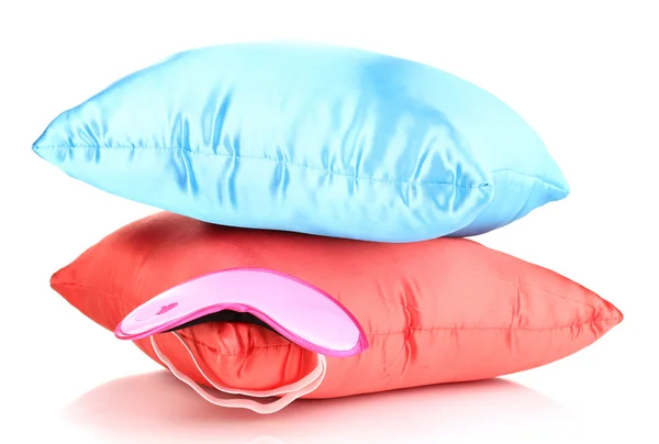 Máscara de dormir e travesseiros isolados em branco — Fotografia de Stock