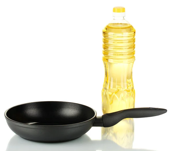 Sartén con botella de aceite aislado en blanco —  Fotos de Stock