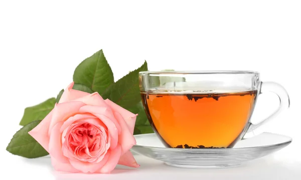 Taza de té con rosa aislada en blanco — Foto de Stock