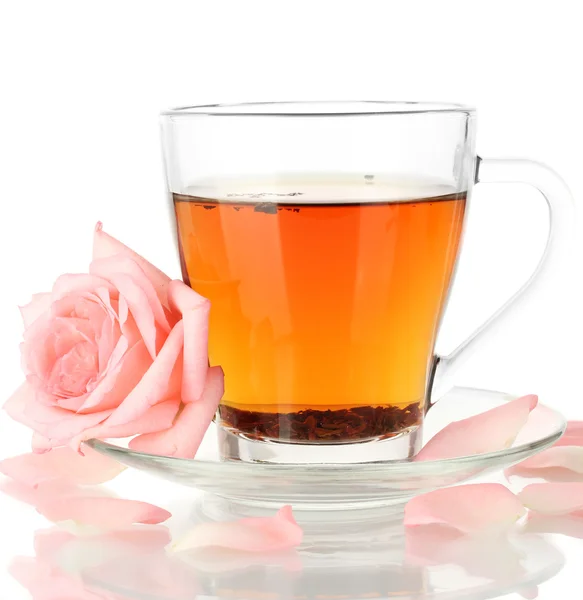 Tazza di tè con rosa isolata su bianco — Foto Stock