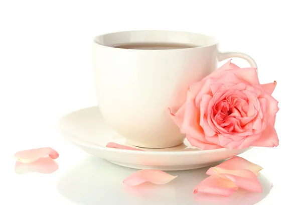 Taza de té con rosa aislada en blanco — Foto de Stock