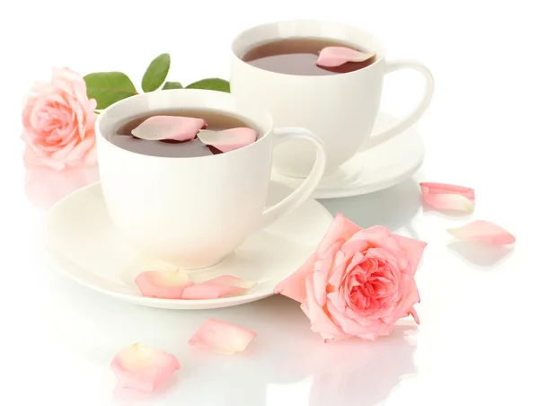 Kopjes thee met rozen geïsoleerd op wit — Stockfoto