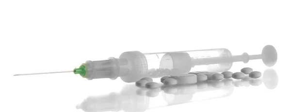 Strzykawka monovet i tabletki na białym tle — Zdjęcie stockowe
