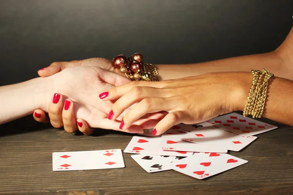 Leggere le linee mano in una donna — Foto Stock