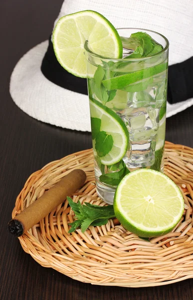 Mojito y un sombrero sobre un fondo de madera — Foto de Stock