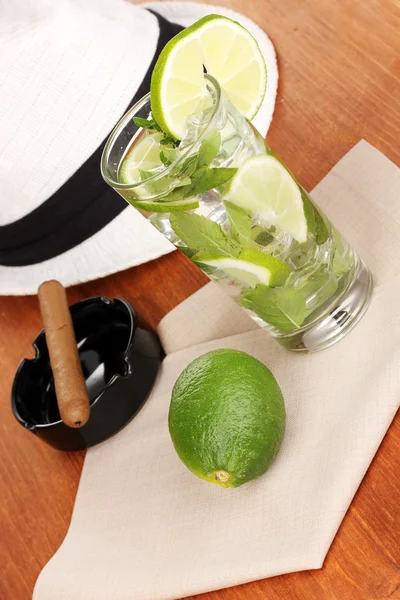 Mojito e un cappello su uno sfondo di legno — Foto Stock