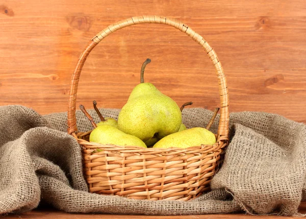 Ripe pears in sack on wooden background close-up — Stock Photo, Image