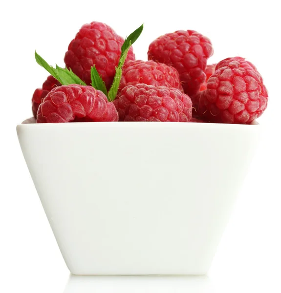 与孤立在白色的碗里的薄荷成熟莓 — 图库照片