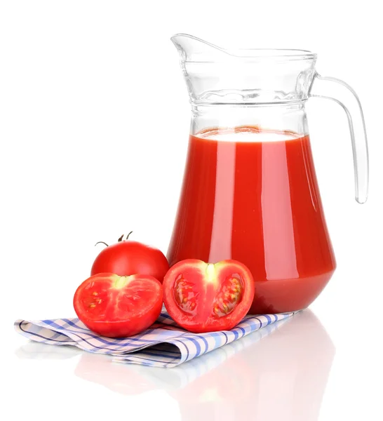 Jus de tomate en pichet isolé sur blanc — Photo