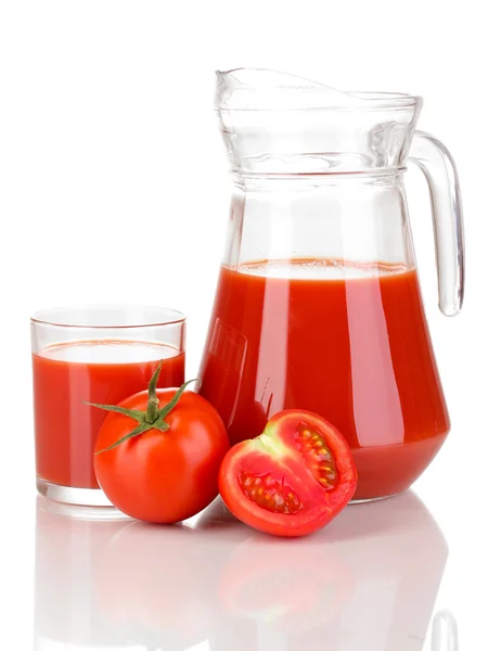 Jugo de tomate en jarra y vaso aislado sobre blanco —  Fotos de Stock