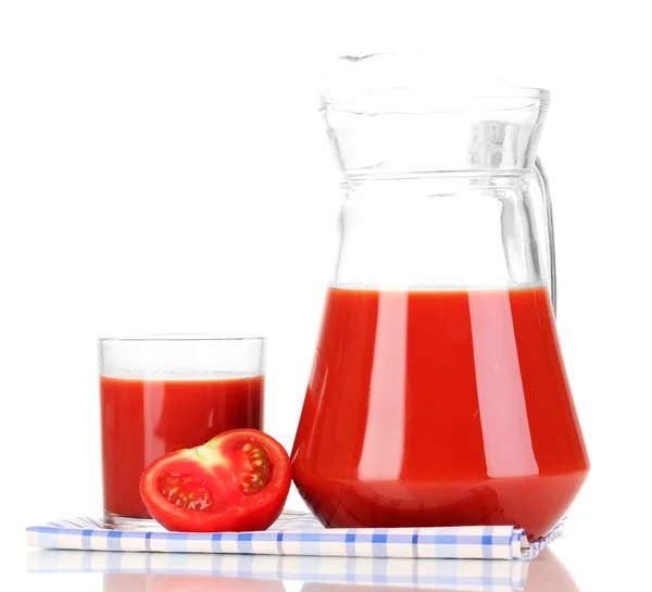 Jugo de tomate en jarra y vaso aislado sobre blanco —  Fotos de Stock