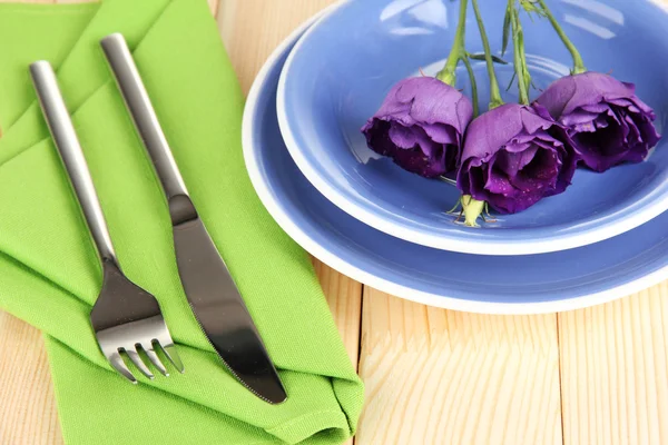明るいナプキンのクローズ アップ花の食卓用食器類 — ストック写真