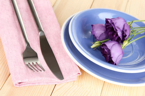 Geschirr mit Blume auf heller Serviette in Nahaufnahme — Stockfoto