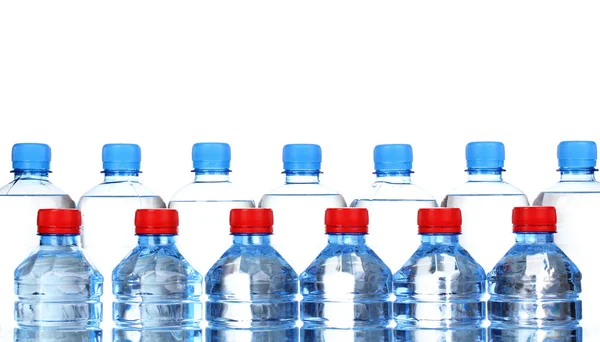 Botellas de plástico de agua aisladas en blanco — Foto de Stock