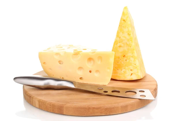 Sabroso queso y cuchillo sobre tabla de madera aislado en blanco — Foto de Stock