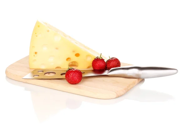 Вкусный сыр и ягоды на деревянной доске изолированы на белом — стоковое фото