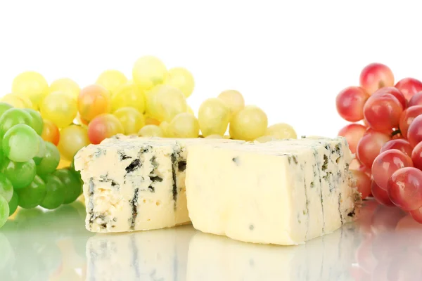 Formaggio con muffa e uva su fondo bianco primo piano — Foto Stock