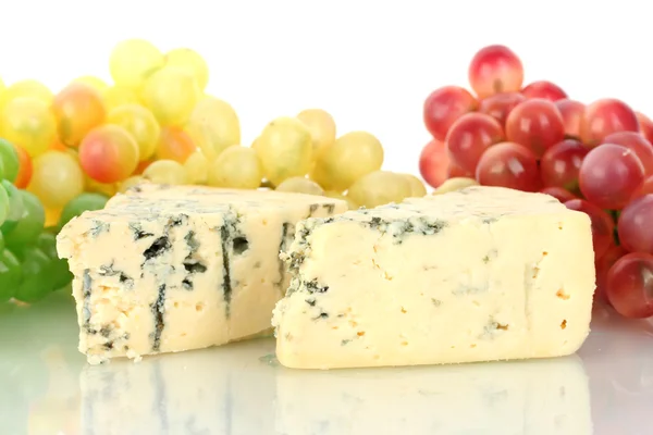 Formaggio con muffa e uva su fondo bianco primo piano — Foto Stock