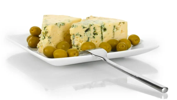 Formaggio con muffa e olive sul piatto isolato su bianco — Foto Stock