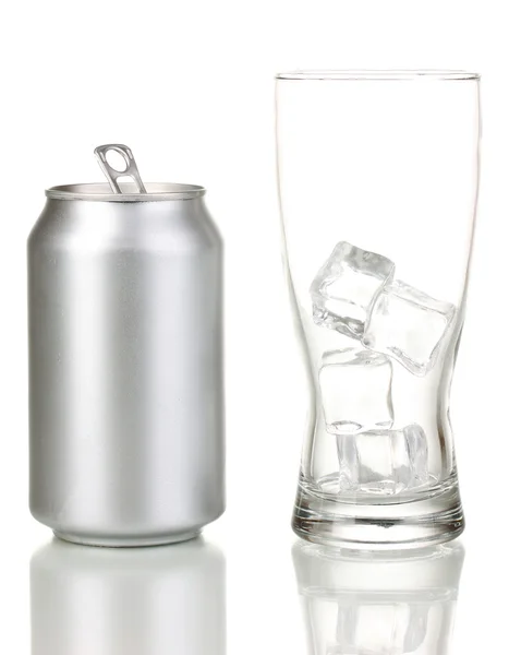 Offene Aluminiumdose und Glas isoliert auf weiß — Stockfoto